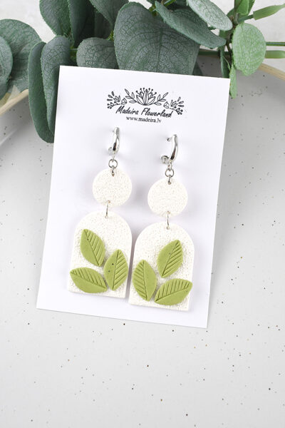 Balti auskari ar lapiņu