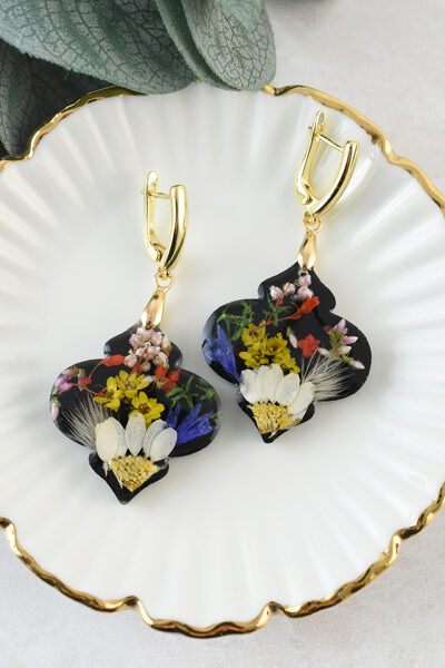 Auskari ar ziediem epoksīda sveķos