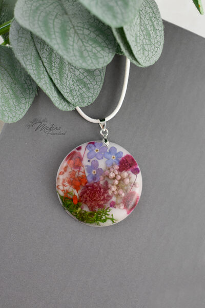 Necklace with flowers