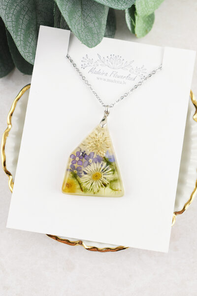 Ģeometrisks kulons ar pļavas ziediem