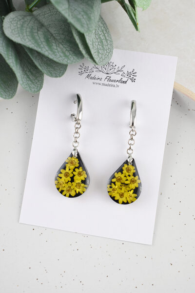 Auskari ar dzelteniem ziediem