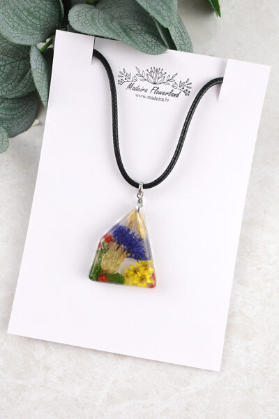 Kulons ar rudzupuķi un dzelteniem ziediem