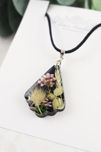 Melns kulons ar ziediem