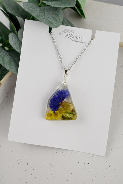 Kulons ar rudzupuķi un dzelteniem ziediem