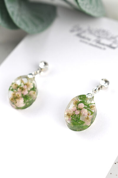 Mazi auskari ar ziedlapiņām