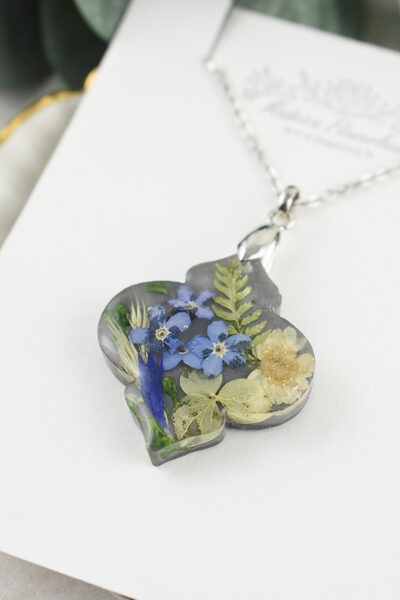 Dizaina kulons ar īstiem ziediem