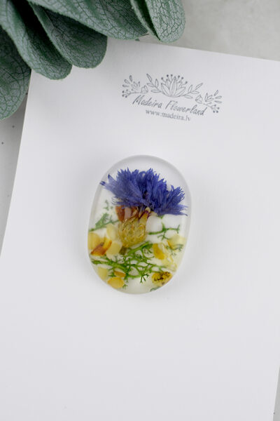 Brooch with natural flowers