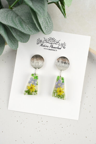 Earring with flowers