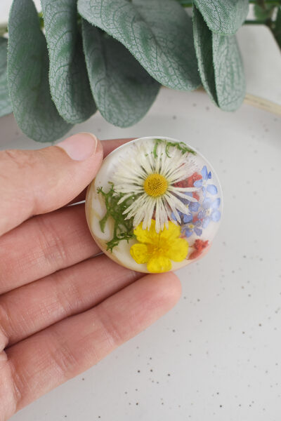 Brooch with natural flowers