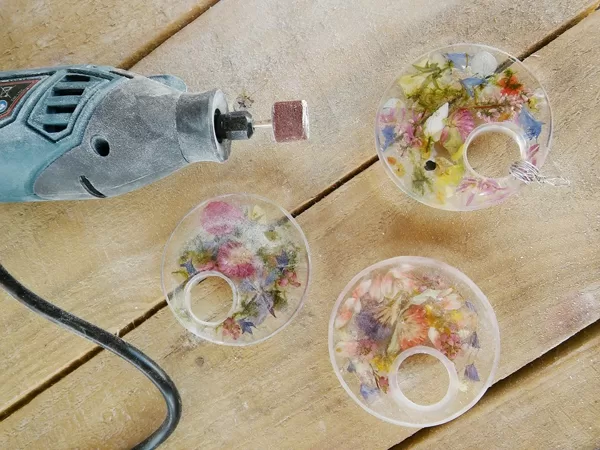 Sanding epoxy resin jewelry
