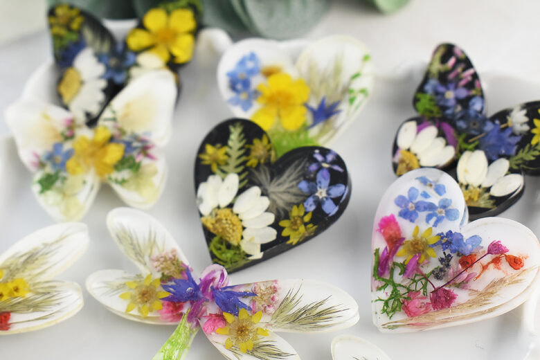 Epoxy resin jewelry from real flowers.